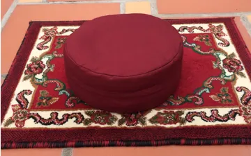 Đệm ngồi thiền SENVANGSHOP giúp bạn có một tư thế ngồi thiền đúng và cân bằng.