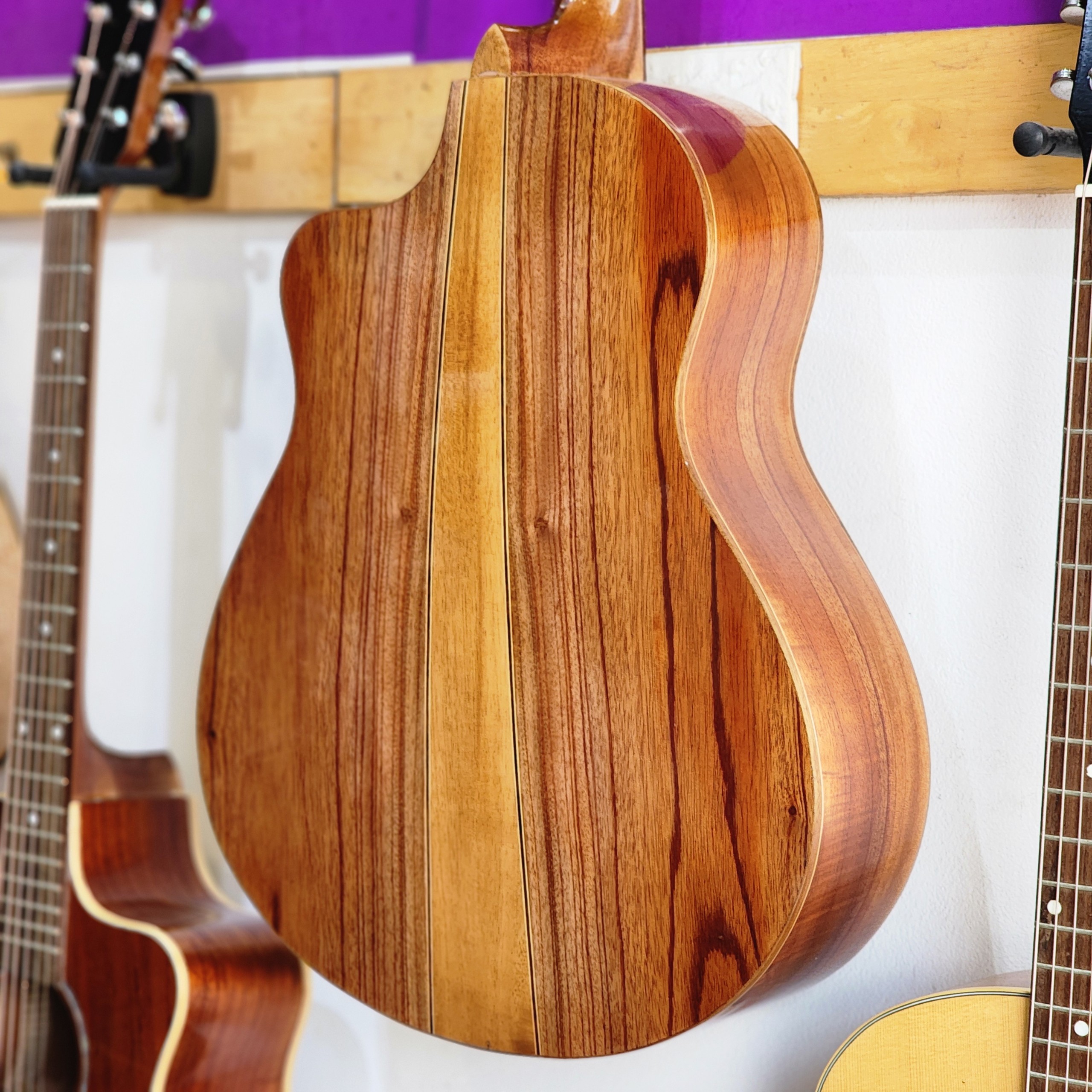 Đàn guitar acoustic go hong dao a2v được làm từ gỗ thịt Đàn guitar acoustic go hong dao a2v được làm từ gỗ thịt