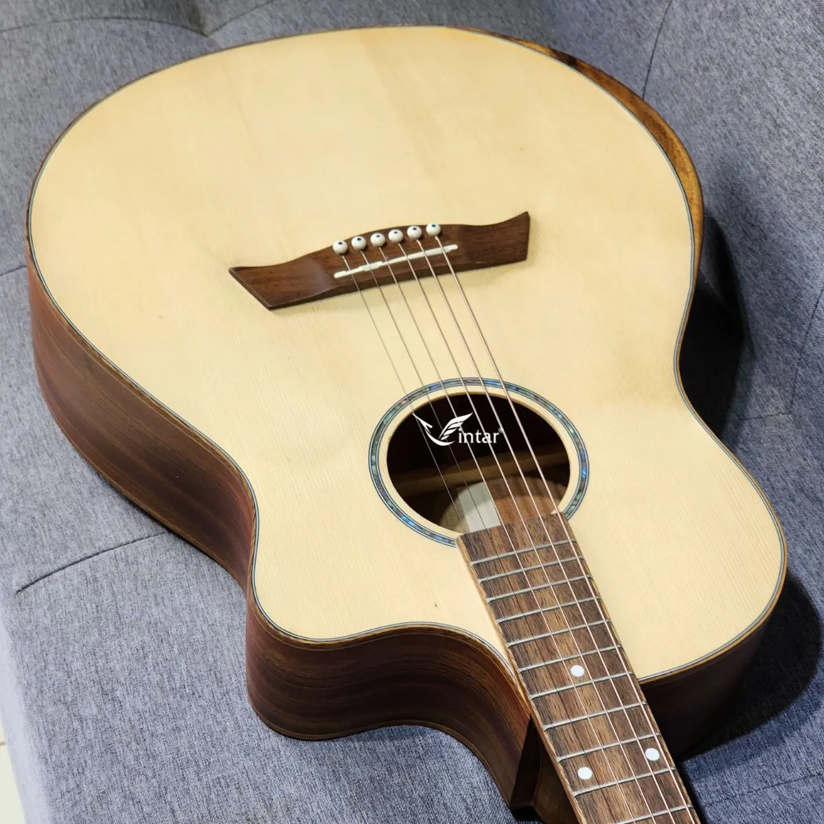 A2V - ĐÀN GUITAR ACOUSTIC GỖ HỒNG ĐÀO CÓ BAVEL CHỐNG CẤN TAY