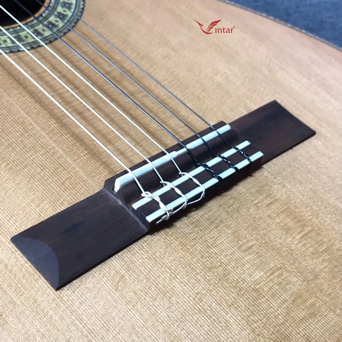 VINTAR V300 GUITAR CLASSIC CẨM ẤN CAO CẤP DÁNG KHUYẾT