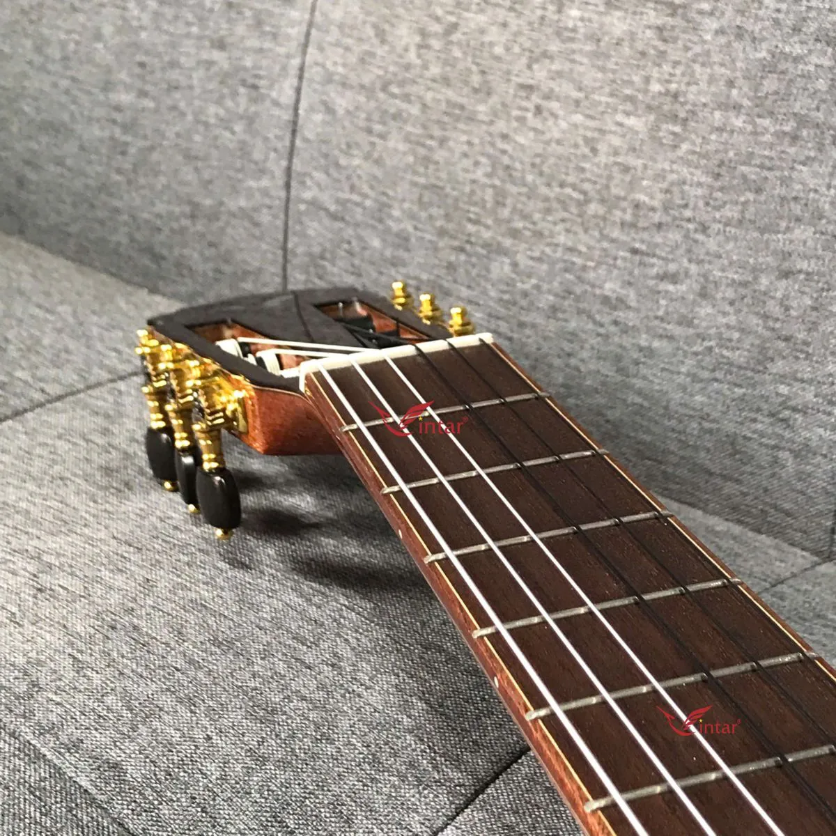 VINTAR V300 GUITAR CLASSIC CẨM ẤN CAO CẤP DÁNG KHUYẾT