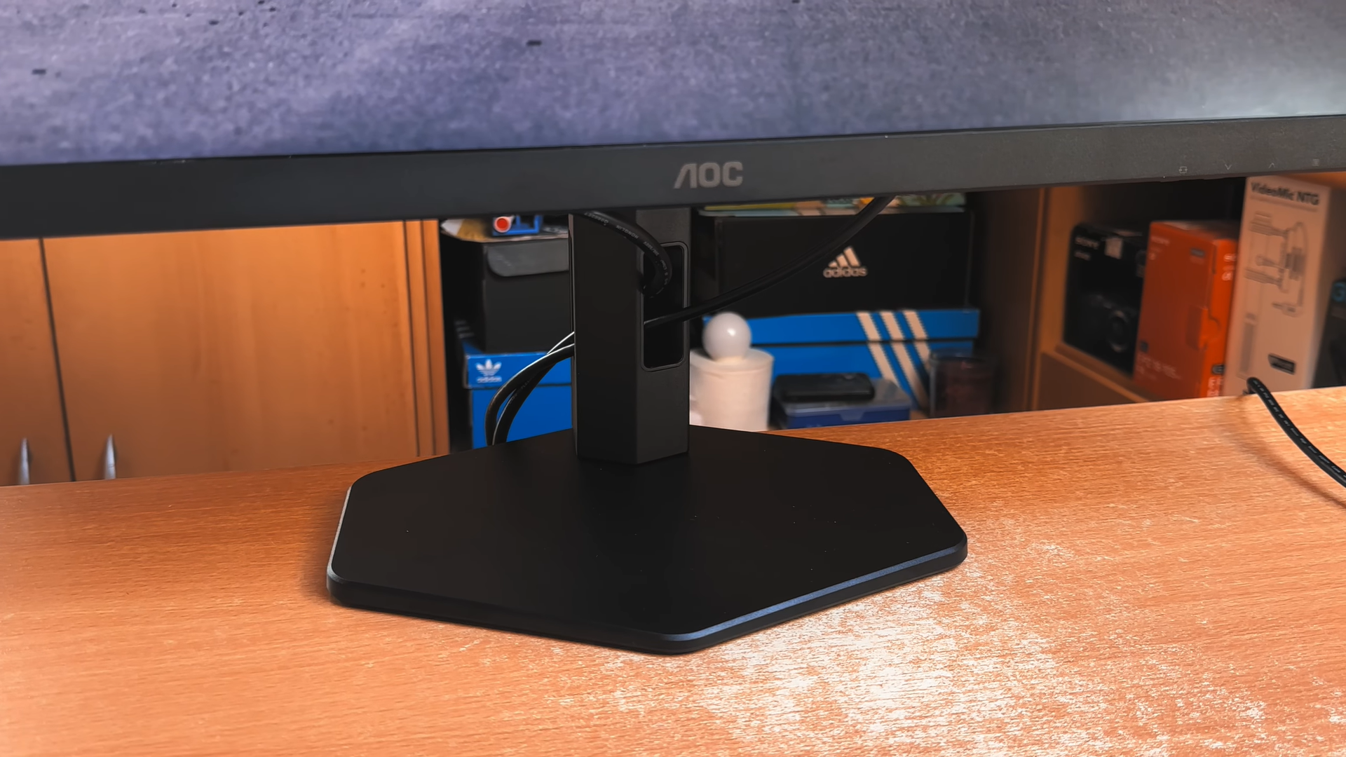 aoc q27g4x monitor vat lieu