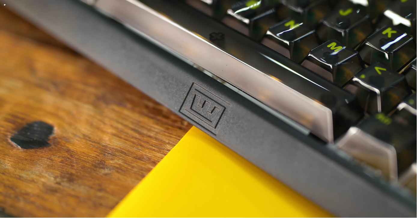 danh gia wooting 60he case nhua duoc vat cheo va vien mong