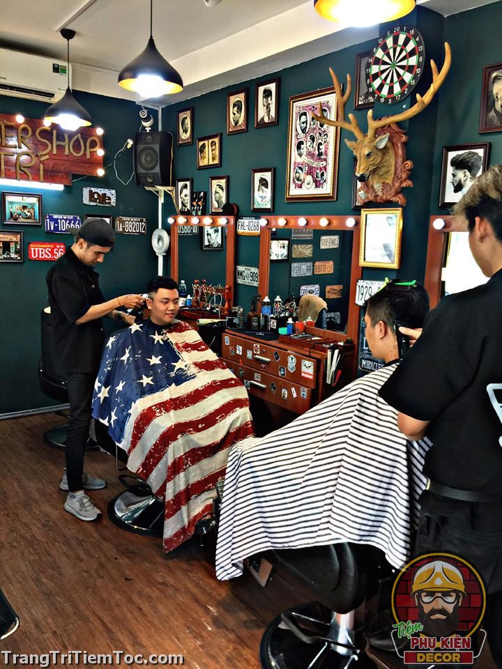 Mẫu tranh treo tiệm tóc hình Thợ Barber Cổ Điển