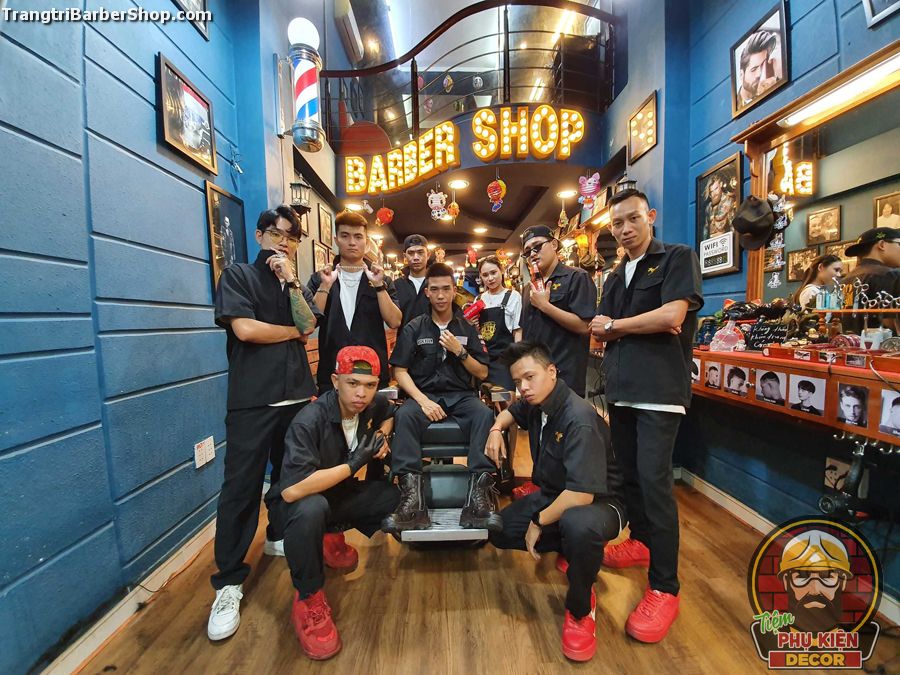 Những người Thợ hớt tóc cực ngầu trong trang phục phong cách Chicano Những người Thợ hớt tóc cực ngầu trong trang phục phong cách Chicano