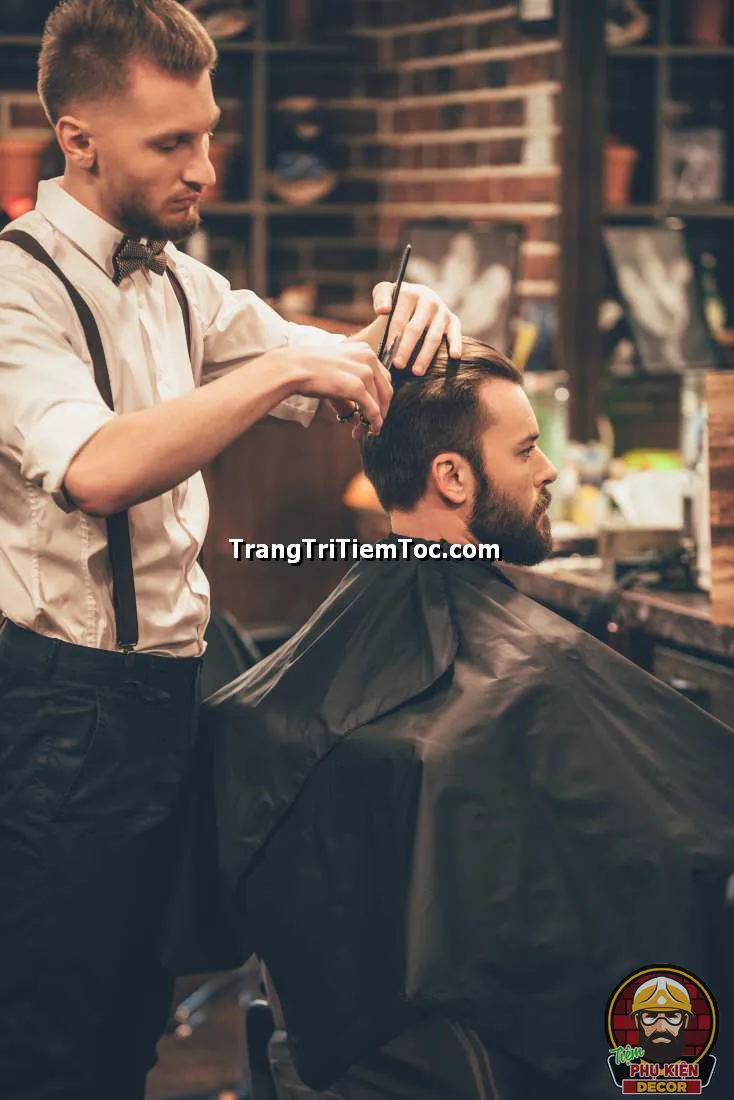 Thợ cắt tóc tại Hà Nội kiếm tiền triệu trong ngày đầu hoạt động trở lại