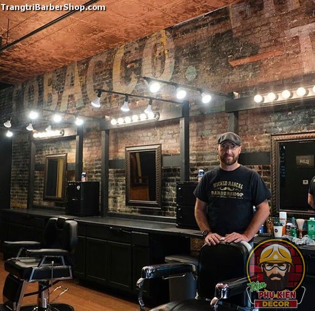 Trang trí tường Tiệm Tóc bằng cách ốp những viên gạch Thô, tạo nên sự giản dị, mộc mạc và gần gũi với Khách hàng Trang trí tường Tiệm Tóc bằng cách ốp những viên gạch Thô, tạo nên sự giản dị, mộc mạc và gần gũi với Khách hàng