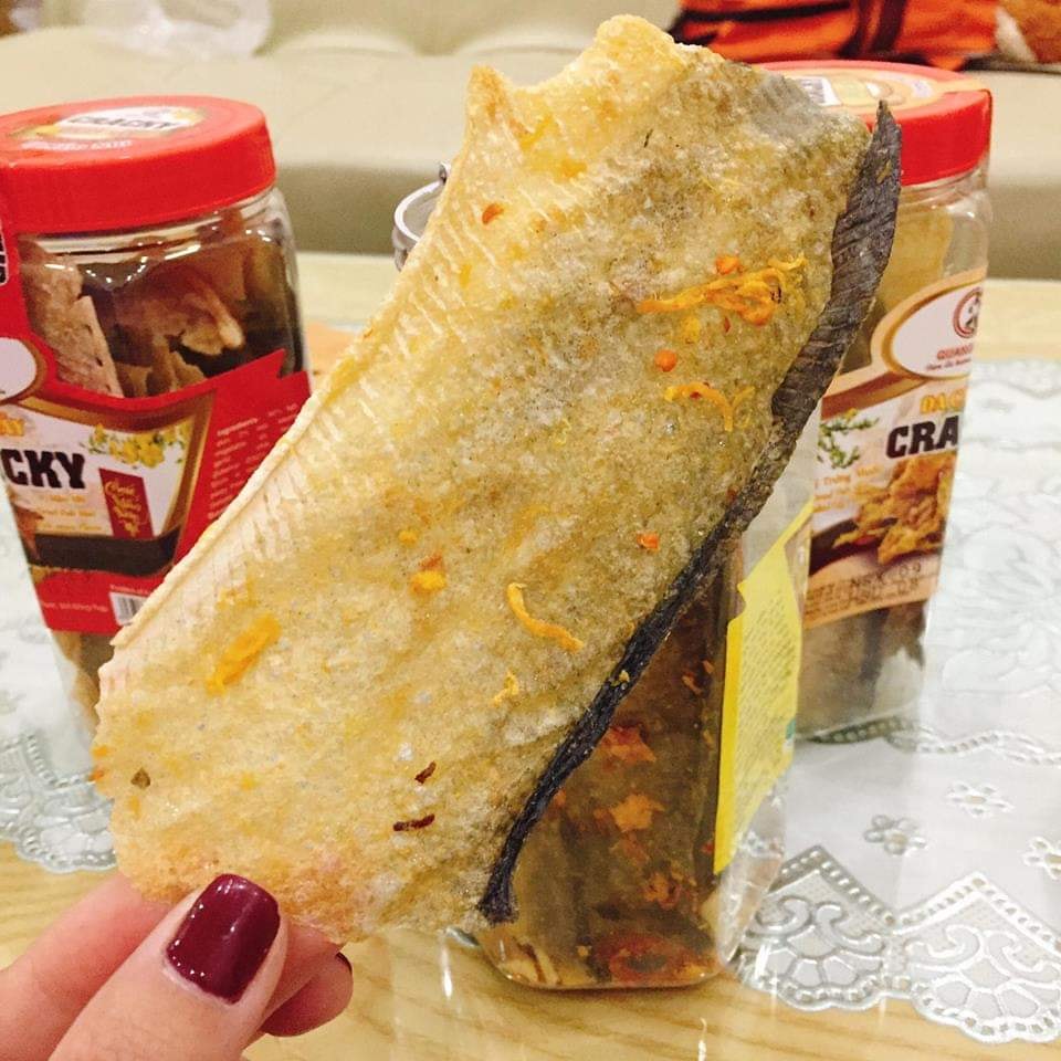 Với da cá được sấy giòn tan, phủ bên ngoài là 1 lớp trứng muối, vừa mặn ngọt lại bèo bùi với vị thơm khó cưỡng. Với da cá được sấy giòn tan, phủ bên ngoài là 1 lớp trứng muối, vừa mặn ngọt lại bèo bùi với vị thơm khó cưỡng.