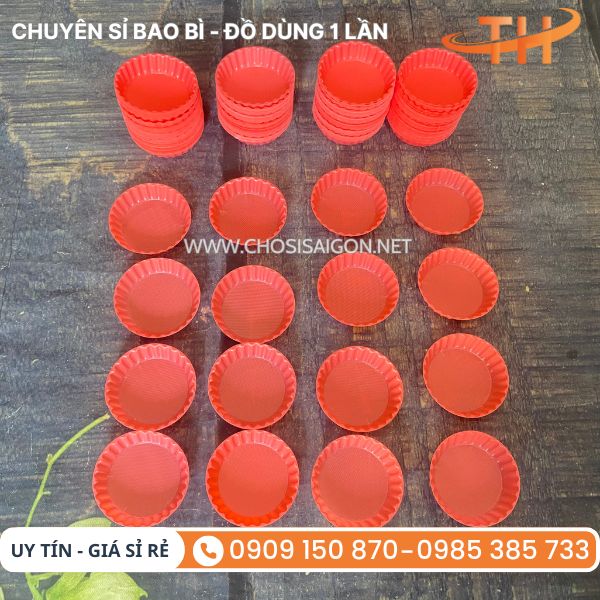 Chén nhựa đỏ đựng muối chấm