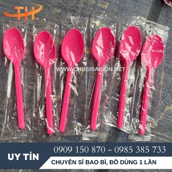 Muỗng nhựa hồng 15cm bọc màng cao cấp giá rẻ