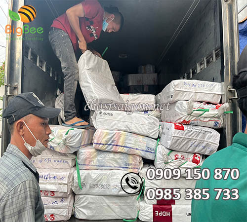 Hoạt động giao túi đựng rác 1