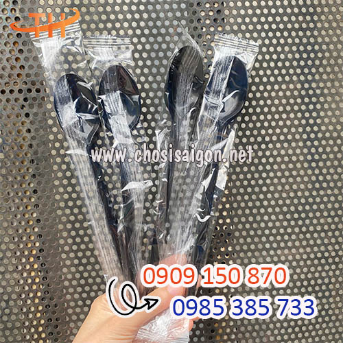 Muỗng nhựa đen cao cấp có màng bọc giá sỉ rẻ