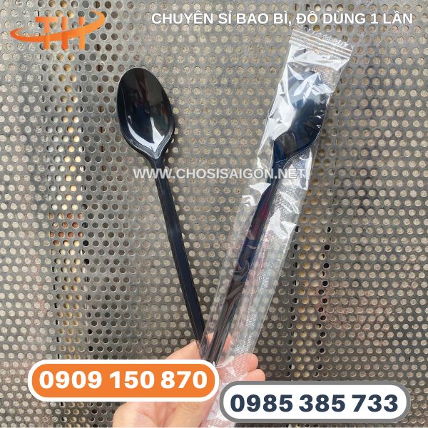 Muỗng nhựa đen bọc màng giá rẻ