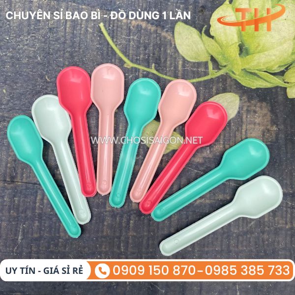 Muỗng nhựa đủ màu đẹp mắt ăn sữa chua