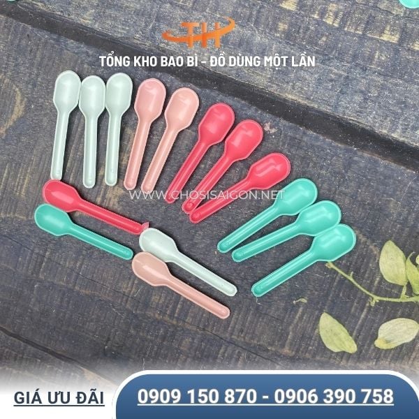 Muỗng nhựa xôi nhỏ gọn, đủ màu
