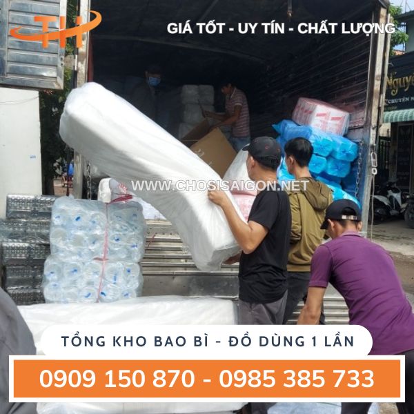 Lên hàng số lượng lớn ly nhựa, chai nhựa, hộp xốp, khay xốp giá sỉ