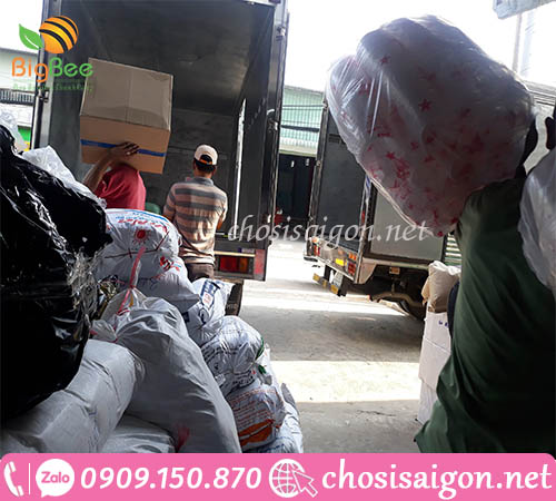 Nhân viên thu hồng đi giao ly nhựa cho khách sỉ