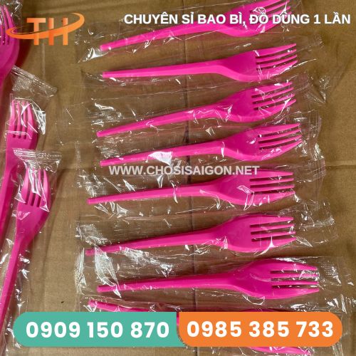 Nĩa nhựa hồng bọc màng