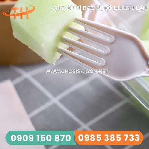 Nĩa nhựa xiên thức ăn