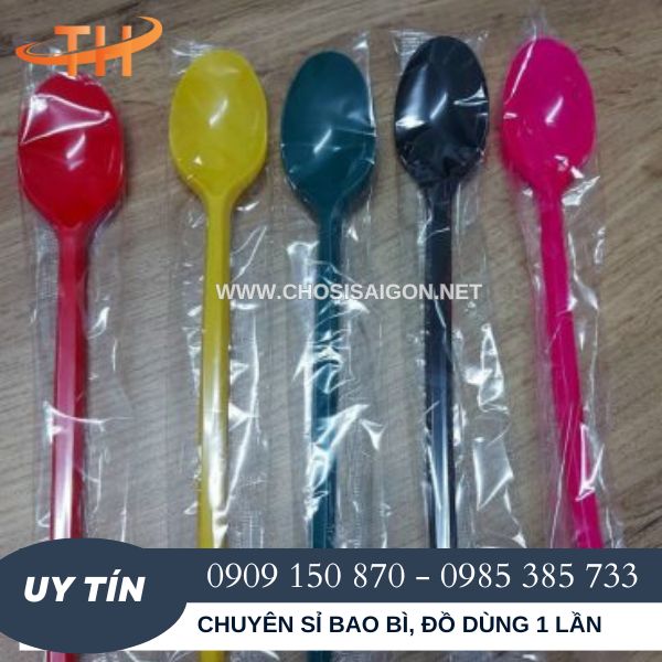 Thìa nhựa trà sữa 20cm bọc màng có đủ màu giá rẻ