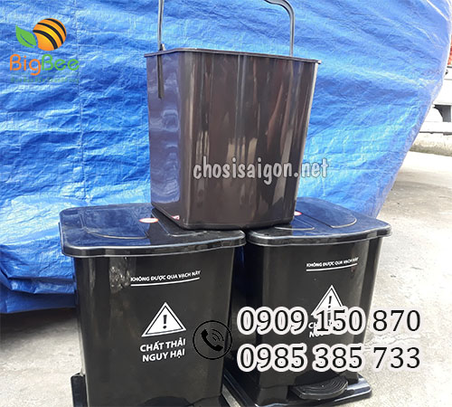 Thùng rác 15 lít màu đen giá rẻ ưu đãi