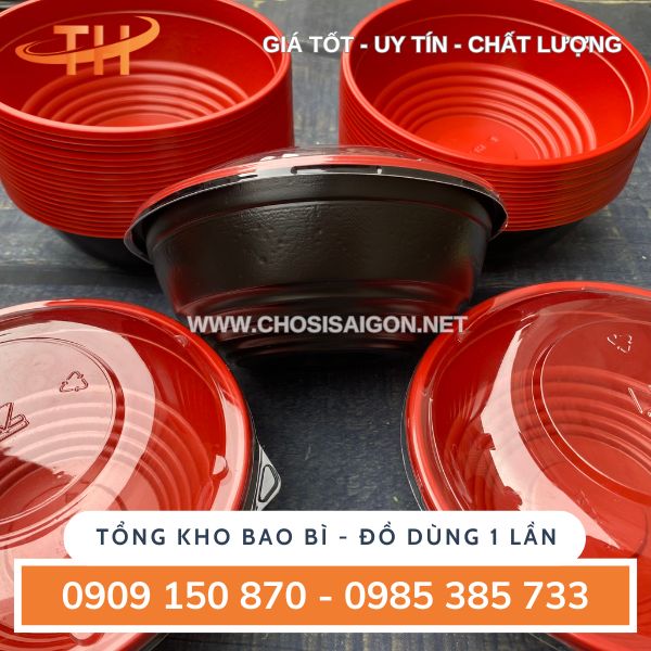 Tô nhựa đỏ đen có nắp đậy chắc chắn, an toàn