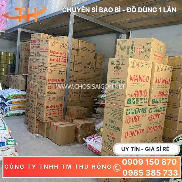 Số lượng lớn màng bọc thực phẩm, giấy bạc, giấy nến, giấy thấm dầu