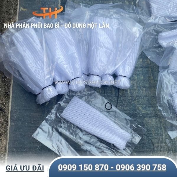 Xốp lưới trắng bọc ổi giúp bảo vệ trái khỏi côn trùng
