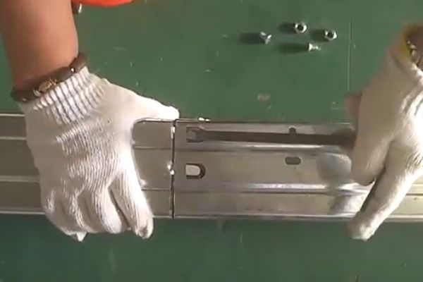 Kết nối máng cáp Starduct bằng tai bẻ 3 Kết nối máng cáp Starduct bằng tai bẻ 3