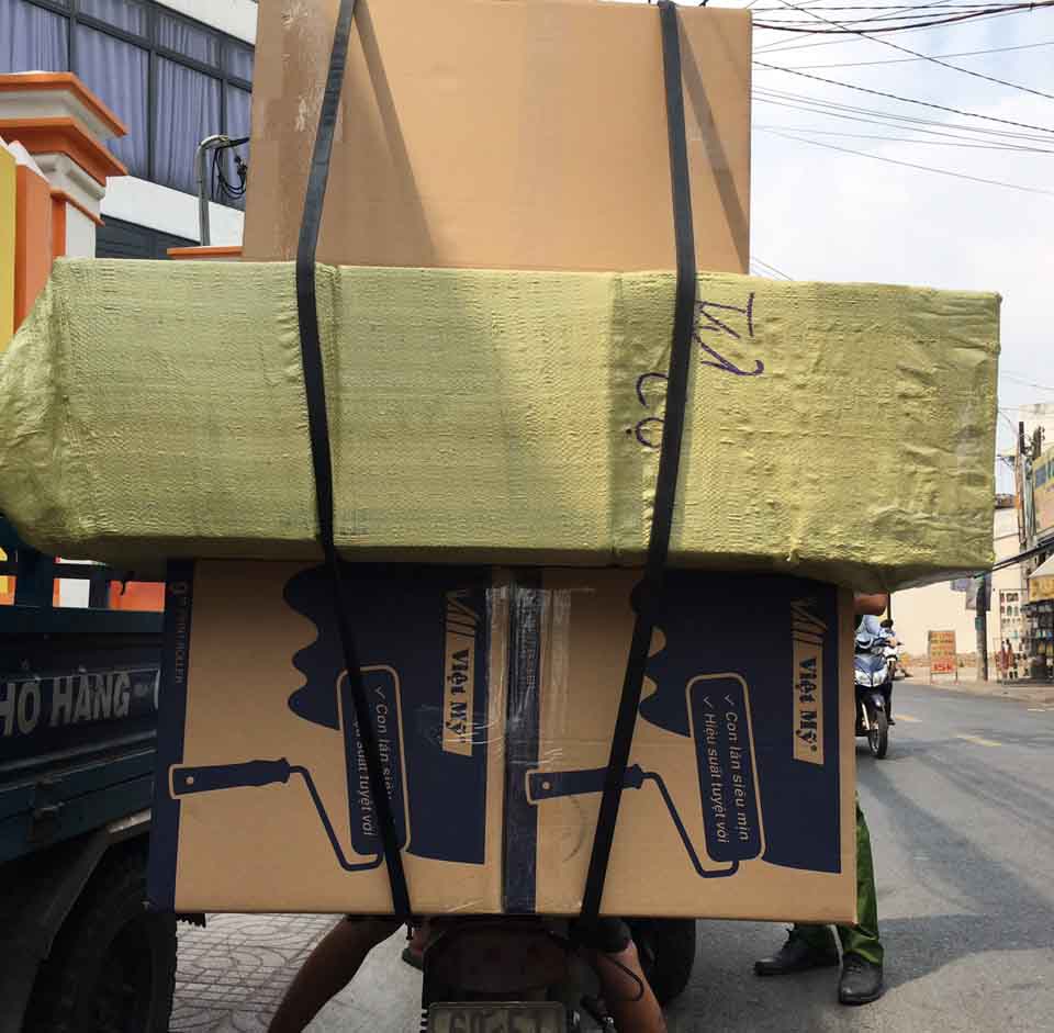 Chở thùng hàng bằng xe máy