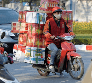 Chở thùng hàng bằng xe máy