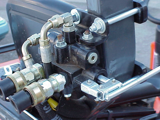 Hydraulic-valve-www-tractorbynet-com.jpg (70 KB)