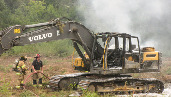 Xe múc bị cháy được lính cứu hỏa dập lửa. Xe múc bị cháy được lính cứu hỏa dập lửa.