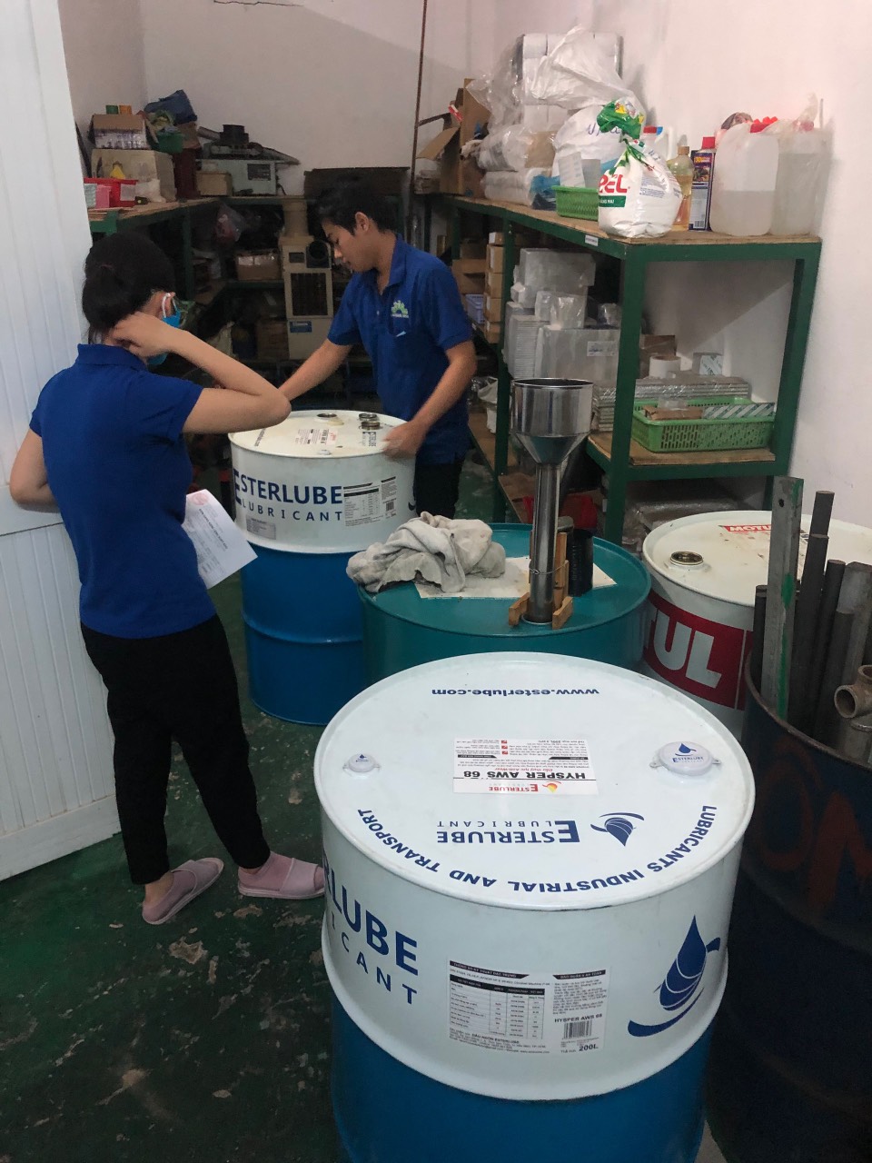 Khách hàng tin dùng dầu thủy lực Esterlube. khách hàng giao.jpg (234 KB)