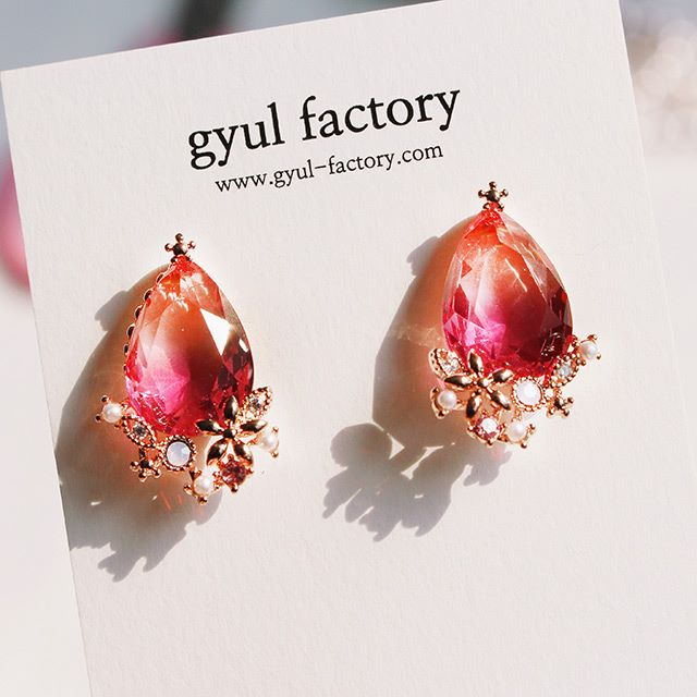 doi-bong-tai-lap-lanh-gradient-drop-drop-earrings doi-bong-tai-lap-lanh-gradient-drop-drop-earrings