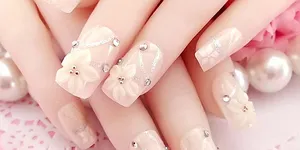 10 mẫu nail gắn charm sang chảnh nhất tại các tiệm lúc này