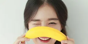 Công dụng bất ngờ của vỏ chuối đối với sức khỏe và nhan sắc