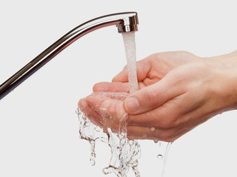 Nước rửa tay? Tại sao cần thiết phải dùng nước rửa tay mà không dùng xà bông bình thường?