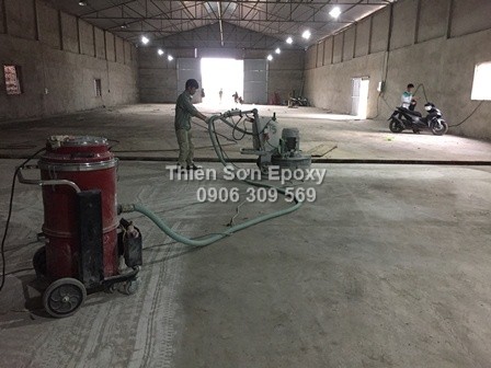 Dự án thi công sơn epoxy công ty Bao Bì Nam Dương - Công đoạn mài sàn và hút bụi Dự án thi công sơn epoxy công ty Bao Bì Nam Dương - Công đoạn mài sàn và hút bụi