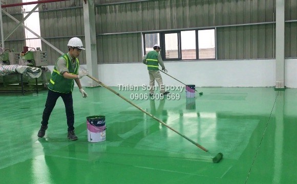 Sơn nền sàn epoxy: Nếu bạn muốn có độ bền cao cho sàn nhà mình, thì không thể bỏ qua sơn nền sàn epoxy. Hãy xem hình ảnh để tận mắt chứng kiến sự lấp lánh và đẹp mắt của sản phẩm này nhé!