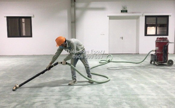 Hút bụi và vệ sinh sạch sẽ bề mặt sàn bê tông. Hút bụi và vệ sinh sạch sẽ bề mặt sàn bê tông.