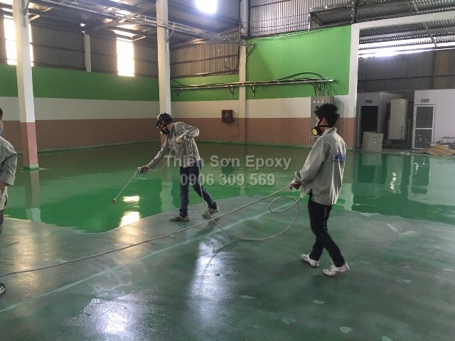 Hình ảnh thi công sơn epoxy ET5660 bằng phương pháp phun Hình ảnh thi công sơn epoxy ET5660 bằng phương pháp phun