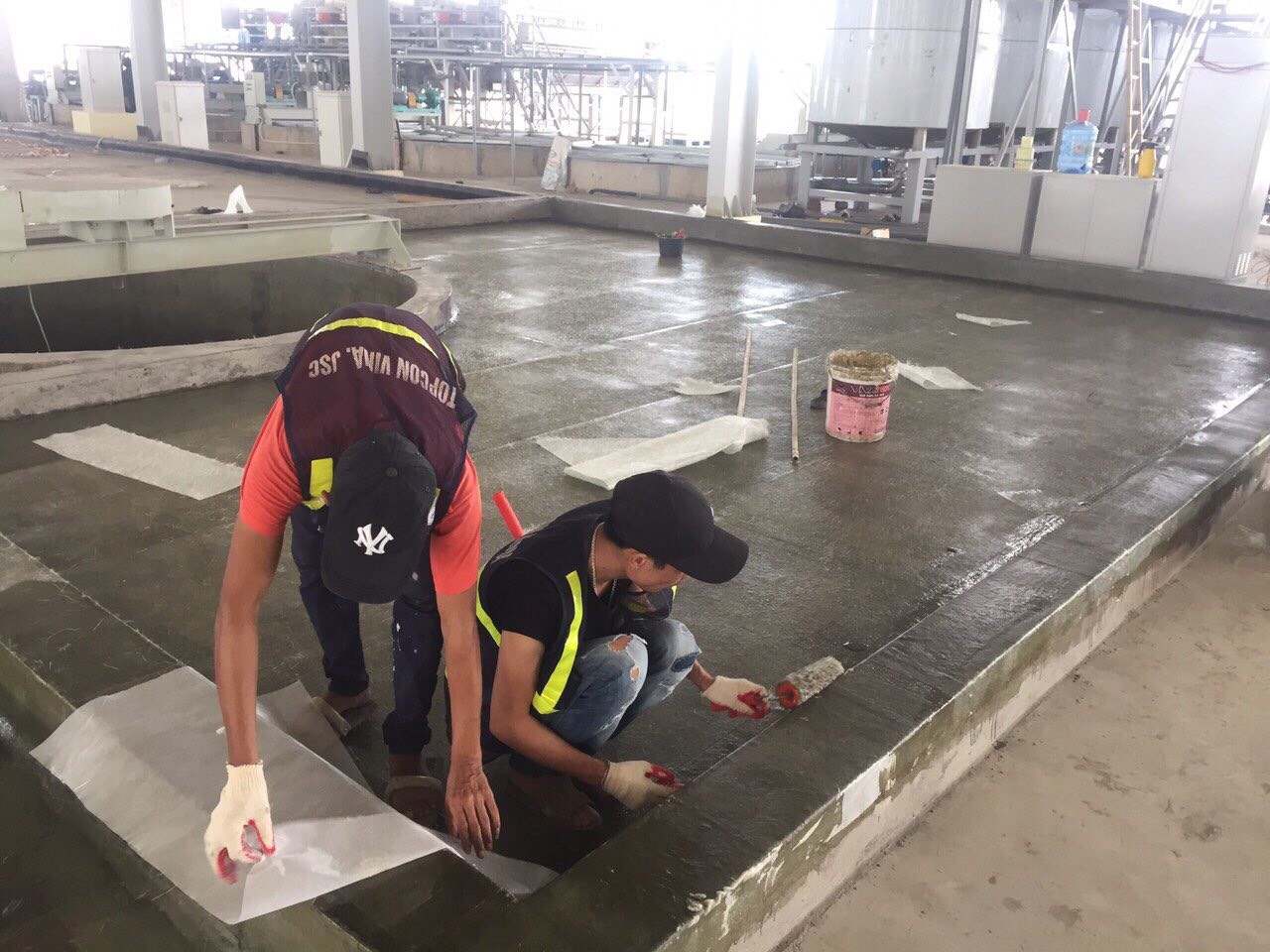 Thi công sơn lót kháng hoá chất PS100. Thi công sơn lót kháng hoá chất PS100.