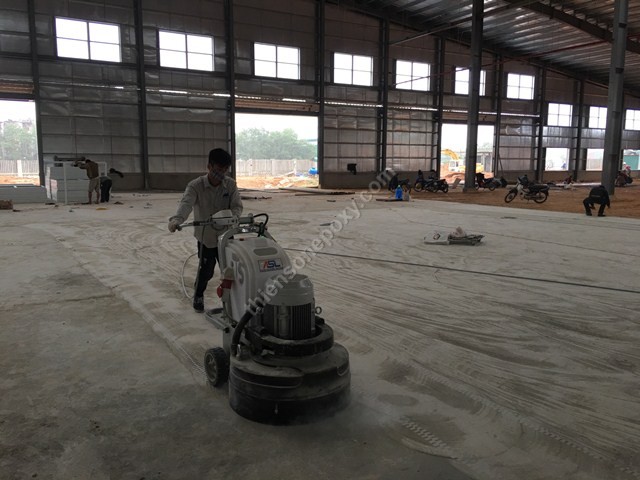 Công đoạn mài sàn tạo nhám và chân bám Công đoạn mài sàn tạo nhám và chân bám