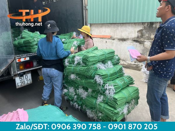 Hỗ trợ giao hàng bao nước đá cho khách Hỗ trợ giao hàng bao nước đá cho khách