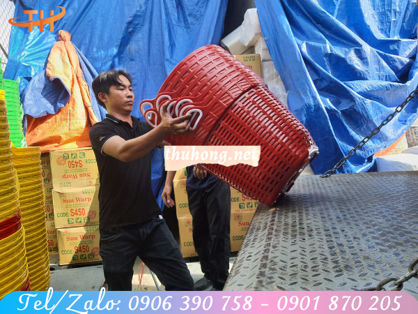 giao hàng rổ nhựa đựng trái cây