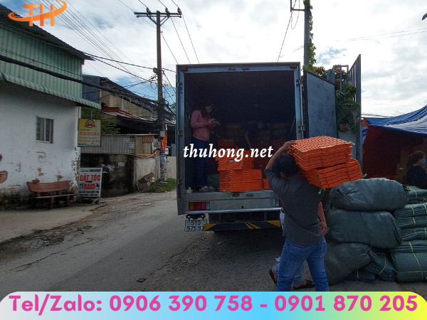 Lên xe giao sàn nhựa cho khách hàng