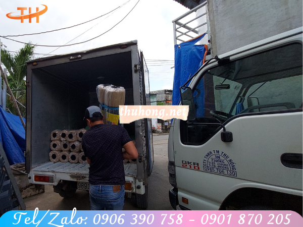 giao hàng màng pe phủ đất trồng cây