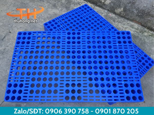 Pallet nhựa chân cốc màu xanh Pallet nhựa chân cốc màu xanh