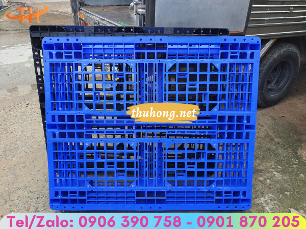 pallet nhựa xanh và màu đen